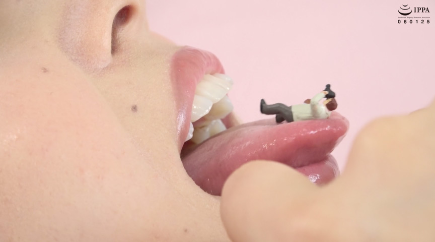 スポーティーな筋肉女子との絡みがエロい！小人と巨大娘のサイズフェチ的AV動画！【巨大女】巨大女になった激カワ女優 宮沢ちはるチャンを小人カメラマンが超観察！