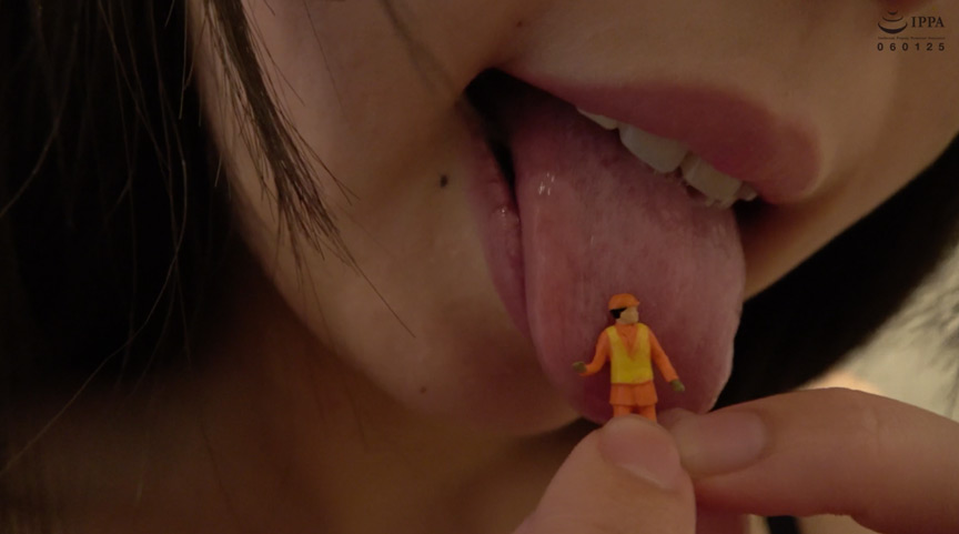 舌ベロ・唾フェチ必見の巨大娘と小人のサイズフェチ的エロ動画！人気女優 泉りおんチャンの巨大女で舌ベロ責めプレイ！